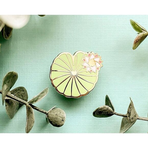 Water Lily Pad Enamel Pin - Gold Plated Brooch - Nature & Garden Jewelry - Picture 4 of 11